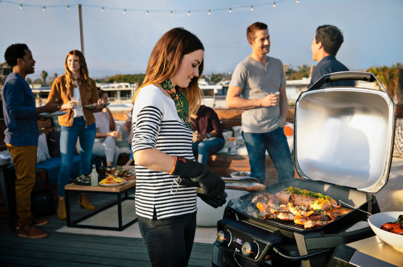 Barbecue Weber Pulse sur terrasse